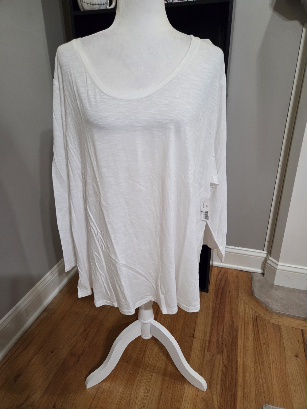 new directions White Scoop Neck Long-Sleeve Tee